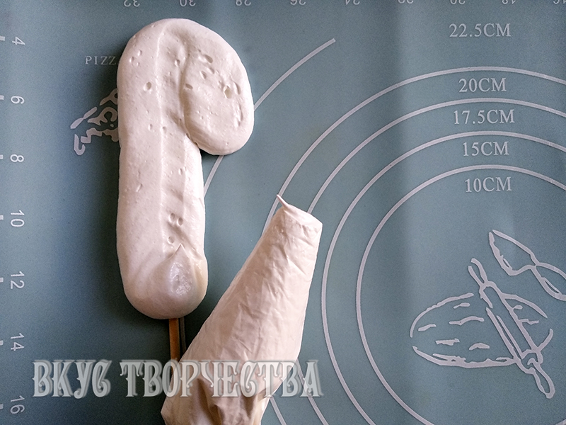 из безе сделано тело для единорога на палочке из безе сделано тело для единорога на палочке