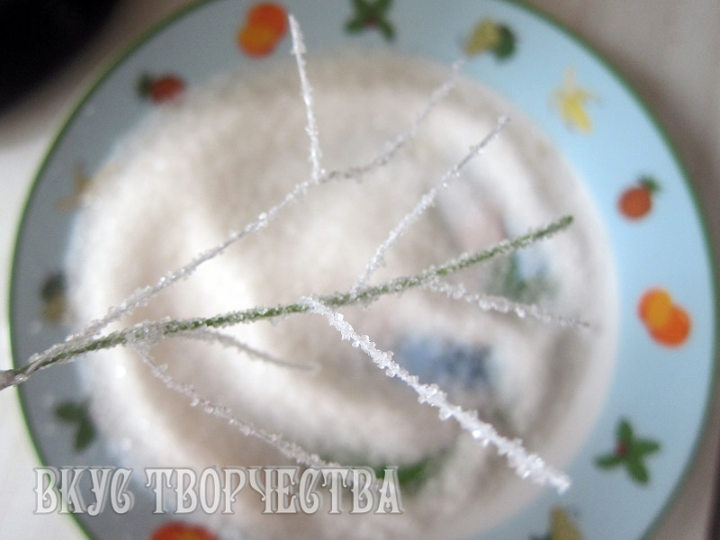 веточка из проволоки покрыта сахаром