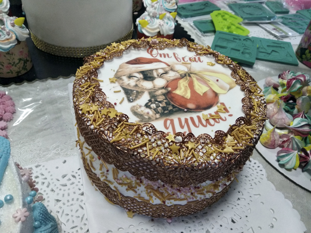 край торта декорирован съедобным кружевом край торта декорирован съедобным кружевом
