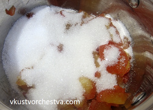 кусочки сливы засыпаны сахаром кусочки сливы засыпаны сахаром