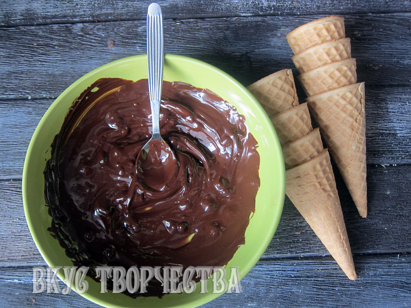 растопленный шоколад и вафельные рожки растопленный шоколад и вафельные рожки