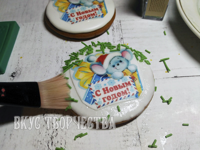 процесс декорирования края пряников процесс декорирования края пряников