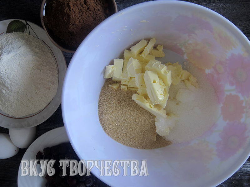 кусочки сливочного масла и два вида сахара кусочки сливочного масла и два вида сахара