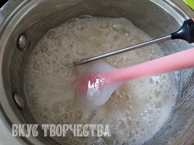 кипящий сахарный сироп кипящий сахарный сироп