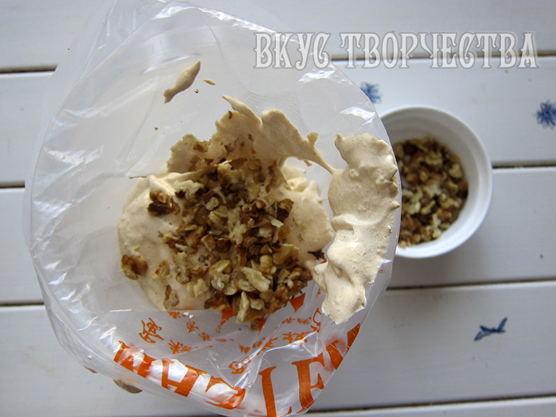 масса для зефира из хурмы в кондитерском мешке масса для зефира из хурмы в кондитерском мешке