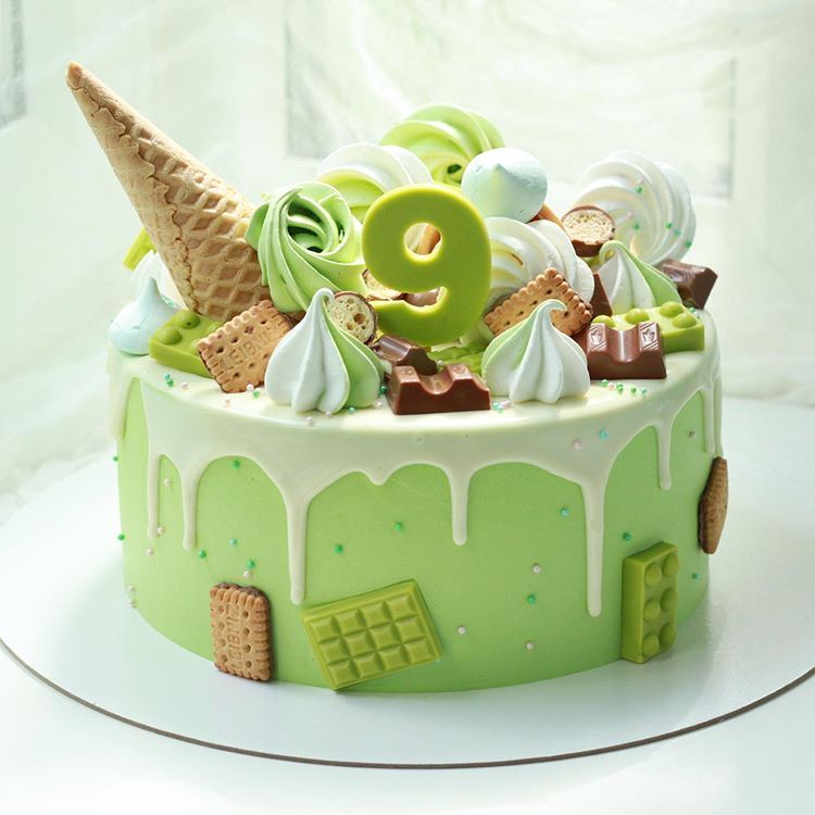 торт украшен сладостями торт украшен сладостями