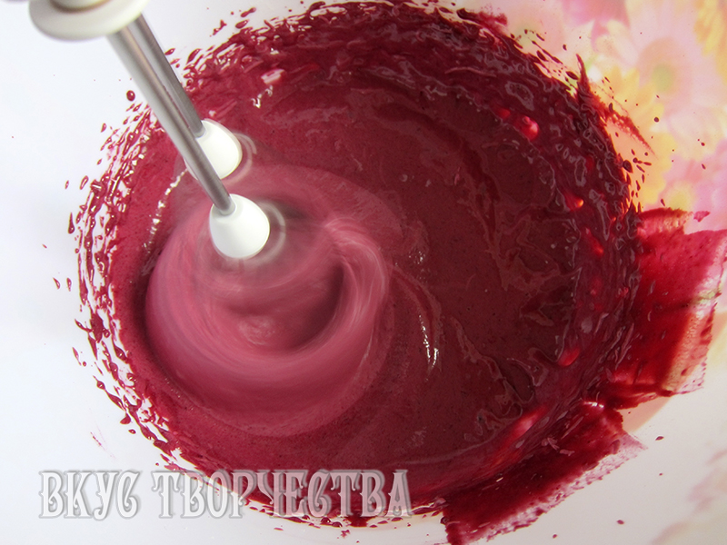 взбиваем ягодное пюре с альтер миксом миксером взбиваем ягодное пюре с альтер миксом миксером