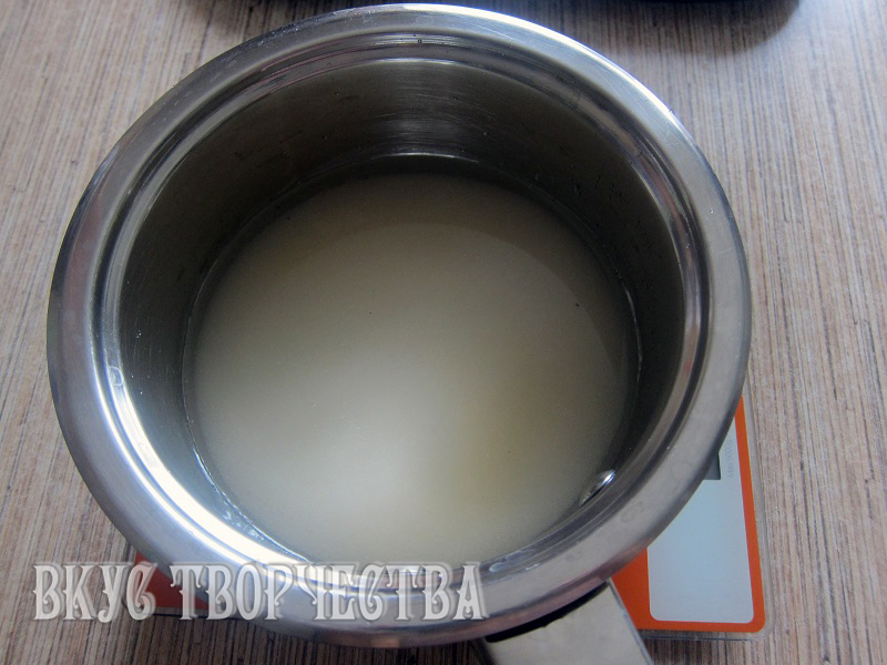 сахар залит водой