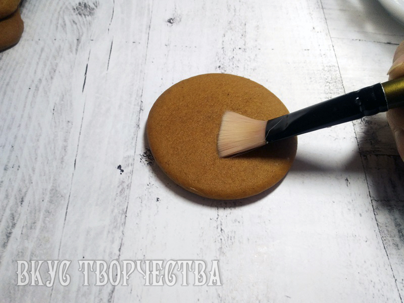 с пряника необходимо стряхнуть муку с пряника необходимо стряхнуть муку