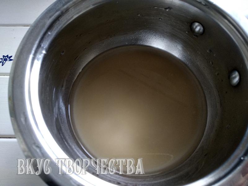 агар, вода, сахар в сотейнике агар, вода, сахар в сотейнике