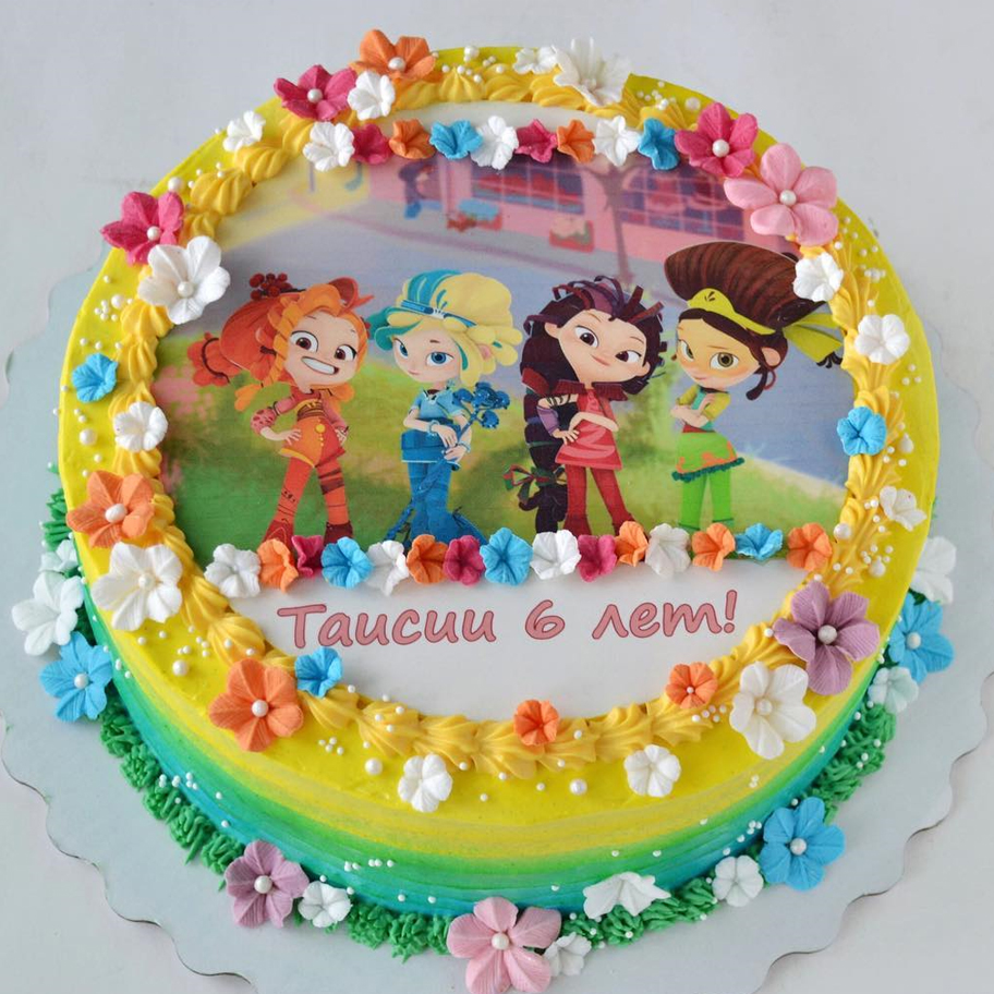 края торта декорированы цветочками из мастики края торта декорированы цветочками из мастики